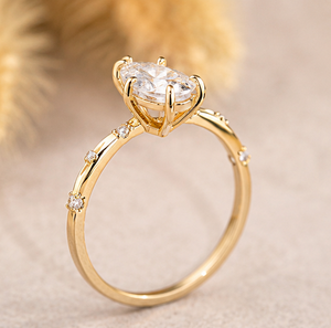 แหวนหมั้นทรงหยดน้ำแบบมินิมอลประดับเพชรเม็ดเล็กด้านข้าง แหวนทองคำแท้ 14K สำหรับเจ้าสาว - Product Image 4