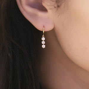 Pendientes de Oro Amarillo con Tres Diamantes Cultivados en Laboratorio - Product Image 3