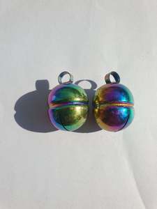 กระดิ่งคู่สีรุ้งไทเทเนียมสำหรับฝึกเหยี่ยว ยี่ห้อ Falconry Dual Tone Lahori Bells คู่เสียงสูง เหมาะสำหรับปลอกคอแมวและสุนัข มีให้เลือก 5 ขนาด - Product Image 3
