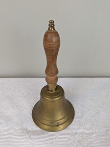 Cloche à main populaire en laiton avec manche en bois pour les comptoirs de magasins, la réception et les signaux d'attention – Cloche à main robuste en laiton 2027 - Product Image 3