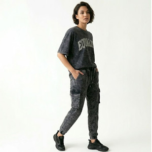 Ensemble T-shirt et pantalon personnalisé avec impression sérigraphique délavée à l'acide, pantalon style 6 poches, T-shirt oversize, ensemble de t-shirts délavés à l'acide avec impression sérigraphique - Product Image 4