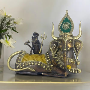 Estatua Decorativa para el Hogar de la Diosa Vaca con Ratones, Hecha a Mano en Latón Tradicional, Chapada en Oro, Bahurupiya - Product Image 3