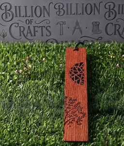 Marque-pages en bois faits main avec logo personnalisé, pompon et incrustation élégante en résine, idéaux pour les cadeaux (vente en gros) - Product Image 6