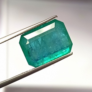 Émeraude naturelle zambienne de 12,80 carats, vert émeraude, facettée, taille émeraude, pierre précieuse pour la fabrication de bijoux - Product Image 1