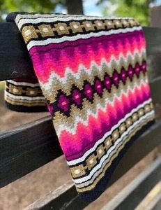 Couverture de selle en laine rose vif, motif cheval, faite à la main, très demandée, disponible à prix réduit - Product Image 2