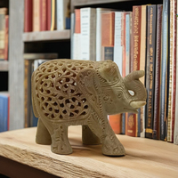 Statue d'éléphant en marbre vert artisanal, tronc levé, style filigrane animalier, sculpture décorative en pierre avec design sous-coupé élégant