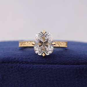 Bague de fiançailles en diamant taille coussin, or blanc, sertissage à griffes, style classique, pour femme - Product Image 1