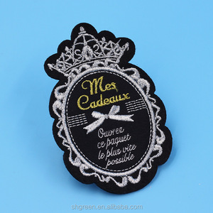 Écusson brodé personnalisé de forme irrégulière, style vintage, à coudre, en tissu noir avec motif en fil doré pour vêtements - Product Image 1