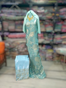 ชุดผ้าดิรักลายดอกไม้สีม่วงราชวงศ์แบบฟรานซาวี พร้อมผ้าคลุมไหล่สีน้ำเงินปักลาย และชุดผ้าโคติเข้าชุด - Product Image 3