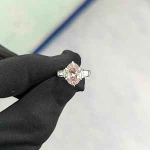 Anillo de Tres Piedras con Corte Ovalado de 3.01 CT en Oro Blanco de 14K, Color Rosa Fantasía, Cultivado en Laboratorio, para Mujer, Regalo de Compromiso para Ella - Product Image 4