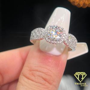 Bague de fiançailles élégante en argent sterling 925 avec trois diamants de laboratoire taille coussin, bijoux de mariage pour femmes - Product Image 3