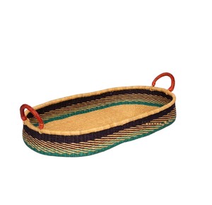 Cesta de cambio de mimbre con franjas oscuras únicas y ribetes verdes, junto con bandeja de cambio para niños de ratán y prácticas asas rojizas. - Product Image 4