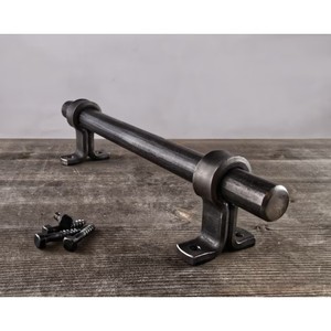 Manijas de puerta con acabado metálico refinado que elevan el nivel de las zonas de vida cotidianas, con cada puerta tomando un aspecto premium y sofisticado. - Product Image 4