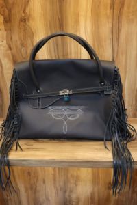 Sac fourre-tout bohème en cuir véritable avec broderie, franges, poignées supérieures et fermeture à rabat, pour une utilisation quotidienne toute saison - Product Image 1