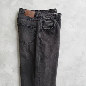 Jeans de Pierna Recta Midi en Negro Deslavado para Mujer |   Vaqueros de cintura alta vintage con lavado claro |   Corte Holgado Informal con Abertura Lateral - Product Image 5