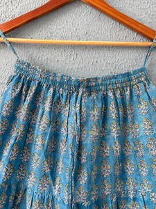 Jupe longue à volants élégante de couleur bleue à motifs floraux, confectionnée dans un tissu doux et respirant, qui flotte magnifiquement avec des imprimés traditionnels en blocs. - Product Image 5