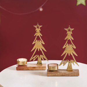 Ensemble de deux porte-bougies en métal doré sur base en bois, avec décorations étoiles, pour décorations de Noël festives à la maison - Product Image 1