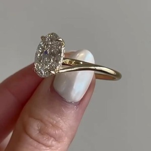 Anillo de Diamante Cultivado en Laboratorio con Corte Ovalado en Oro Amarillo de 14K, Joyería Fina para Mujer con Certificación IGI y Claridad VVS - Product Image 4