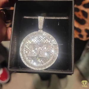 Pendentif rond exclusif Hip Hop avec sertissage de diamants de laboratoire entièrement incrustés et finition argentée - Product Image 6