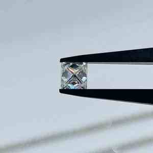 Pendentif Bague de Fiançailles en Diamant Synthétique Certifié IGI 1 Carat Taille Princesse D VS1, Pierre Premium JC Percée au Laser - Product Image 4