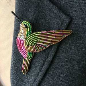 Broche Colibri Artisanale Vert Émeraude, Broderie de Perles de Verre Magenta, Épingle Oiseau Irisée pour Décoration de Veste en Jean - Product Image 3