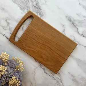 Planche à découper en bois épaisse et grande avec surface antidérapante, lavable au lave-vaisselle et écologique pour une utilisation en cuisine - Product Image 1