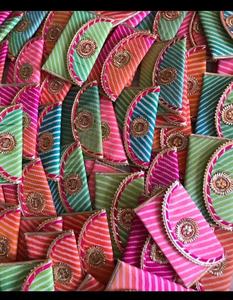 Porte-monnaie en jute brodé de fleurs de style royal, enveloppe carrée en soie, cadeau de mariage, festival, shagun, cadeau pour invités, broderie - Product Image 1