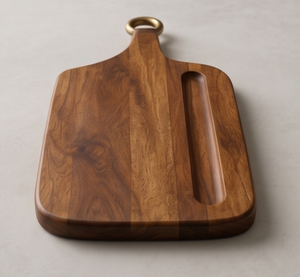 Tabla de cortar de cocina de madera de mango con acabado de nogal sostenible, plato artesanal ranurado con mango de latón. - Product Image 5
