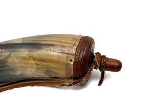 Correa de Cuero de Color Natural con Polvo de Cuerno de Búfalo Ecológico Hecho a Mano por ILAHI, Artículo de Arte Rústico Coleccionable para Halloween y Año Nuevo - Product Image 1