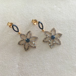 Pendientes de Plata de Ley 925 con Baño de Oro Amarillo, con Diamantes Blancos y Azules Naturales y con Color Realzado, Corte Redondo de 1.91 Quilates, Diseño de Flor - Product Image 5