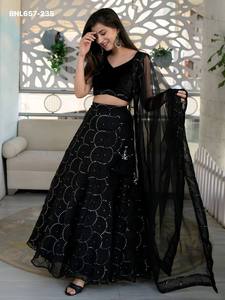 Conjunto de Lehenga-Choli y Dupatta de Organza Pesada con Lentejuelas y Bordado de Hilo para Fiestas, Moda Femenina, Compra en Línea en India - Product Image 4