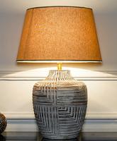 Lampe de table en céramique avec motif géométrique, base grise, abat-jour en tissu orange, décoration d'intérieur, design durable