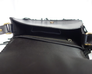 Sac bandoulière bohème en cuir véritable vintage avec motif brodé, franges et fermeture à rabat, sangle unique, été/hiver - Product Image 5
