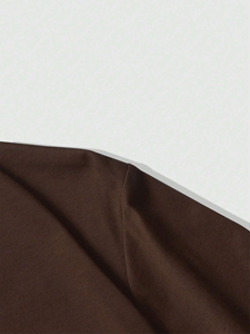 Camiseta de Manga Corta para Hombre, Color Marrón, con Estampado Geométrico de Estrella Dorada, Cuello Redondo, Corte Regular, Diseño Estampado - Product Image 3