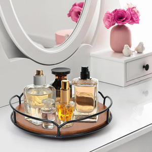Bandeja Redonda de Madera Natural Hecha a Mano con Elegante Acabado con Patrón Floral Moderno para Desayuno en la Cama, Té, Café y Aperitivos - Product Image 3