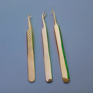 Kit de pinzas profesionales para extensión de pestañas de 3 piezas en acero inoxidable con acabado dorado espejo de primera calidad. - Product Image 1