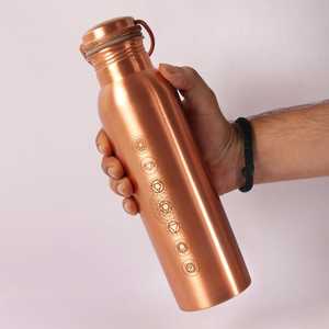 Bouteille d'eau traditionnelle en cuivre pur avec symboles des chakras, faite à la main, ayurvédique, réutilisable, personnalisation de la marque, vente en gros - Product Image 5