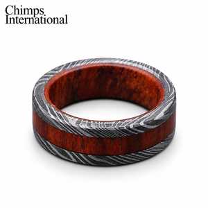 Bague de mariage personnalisée en acier Damas traditionnel avec incrustation en bois et facettes géométriques |   Bague artisanale très vendue - Product Image 3