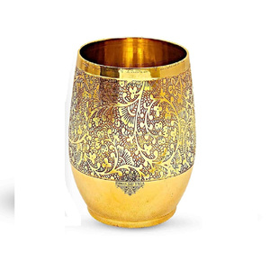 Verre à boire en métal de couleur bleu ciel et or avec gravure verre à eau en laiton de conception de fleur avec la couleur bleu ciel et or finie - Product Image 2