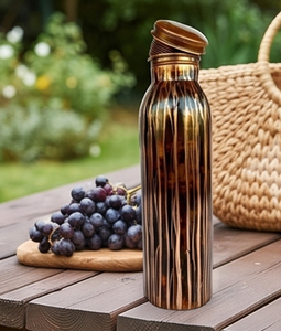 Botella de agua metálica elegante en tono negro y cobre con tapa de rosca, diseño minimalista para senderismo, camping y adultos al aire libre. - Product Image 4