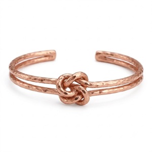Bracelet manchette minimaliste en or rose pour femme, fait main, double brin, en métal martelé, jonc ouvert réglable, cadeau bijou - Product Image 1