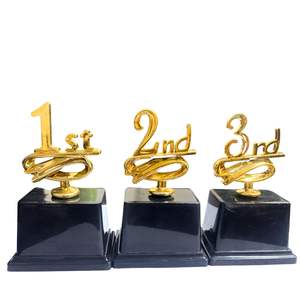 Juego de Trofeos Metálicos de Moda con Acabado Dorado, Trofeos de 1er, 2do y 3er Lugar con Base Negra para Reconocimiento y Celebración de Competencias - Product Image 1