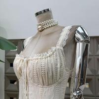 Robe d'été artisanale brodée unie style bohème, longueur genou, col carré, bretelles, coupe trapèze, écoresponsable, décontractée