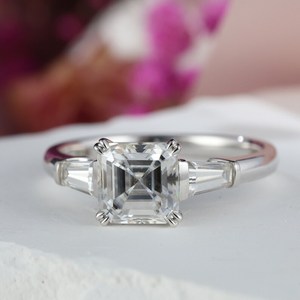 Anillo de tres piedras con diamante de corte Asscher de 1.01 CT, con baguette lateral, cultivado en laboratorio, con oro macizo de 10K, regalo sorpresa de cumpleaños para enamorados - Product Image 5