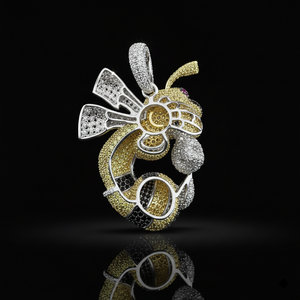 Pendentif de boxe personnalisé « Angry Hornet » serti de pierres, fabriqué à la main en or multicolore 14 carats avec micro-pavé jaune, blanc et noir - Product Image 2