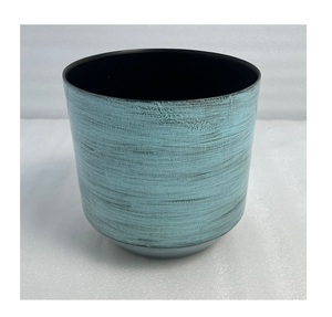 Elegante macetero de hierro con pátina y acabado lacado para sala de estar, patio, jardín y exhibición de plantas en interiores. - Product Image 1