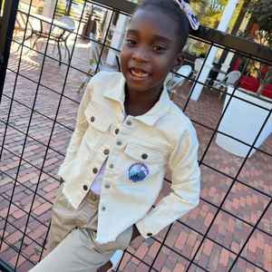 Chaqueta Vaquera Beige para Niñas Jack and Jill, Chaqueta de Mezclilla con Botones, Logotipo Personalizado, Suministro al por Mayor OEM - Product Image 5