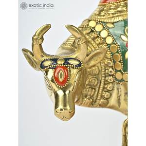 Escultura de Latón Hecha a Mano de 8 Pulgadas de Vaca y Ternero con Incrustaciones Intrincadas para Decoración del Hogar, Cumpleaños y Diwali, Hecho en India - Product Image 3