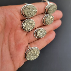 Bagues en argent plaqué avec pierres précieuses naturelles de pyrite, best-sellers, pour la décoration intérieure, bijoux de mode de haute qualité, vente en gros, véritable cristal - Product Image 3