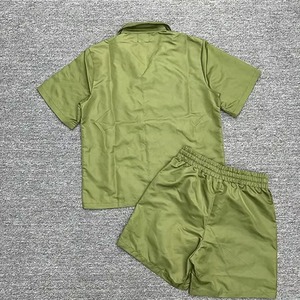 Ensemble chemise et short en satin à manches courtes pour homme, couleur personnalisée, boutons sur le devant, vêtements décontractés d'automne, impression de logo personnalisée de haute qualité - Product Image 4